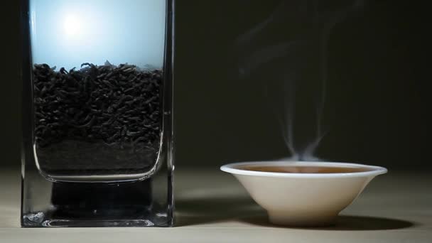 ブラックホット中国茶カップスモーク木製テーブル暗い背景誰も — ストック動画