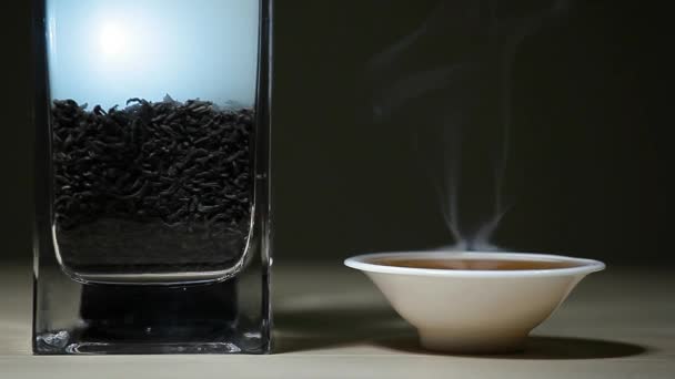 Preto Quente Chinês Xícara Chá Fumaça Mesa Madeira Fundo Escuro — Vídeo de Stock