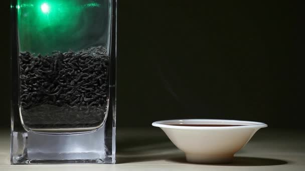 Черный Горячий Китайский Чашка Чая Зеленый Дым Деревянный Стол Темный — стоковое видео