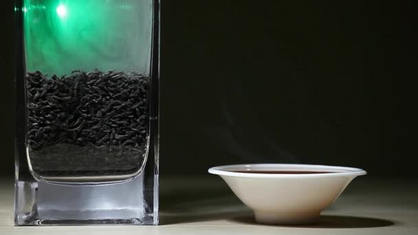 Noir Chaud Chinois Thé Tasse Vert Fumée Bois Table Sombre — Video