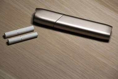 elektronik duman cihazı ahşap masa 