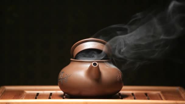 热中国茶壶竹桌没有高清镜头 — 图库视频影像