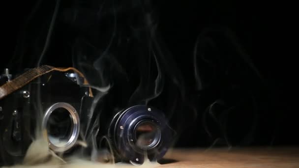 Kamera Rauch Dunklen Hintergrund Filmmaterial — Stockvideo