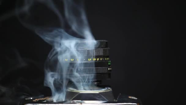 Kamera Rauch Dunklen Hintergrund Filmmaterial — Stockvideo