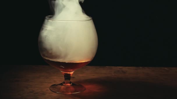 Whiskey Glass Smoke Dark Background Nobody Footage — Stock Video