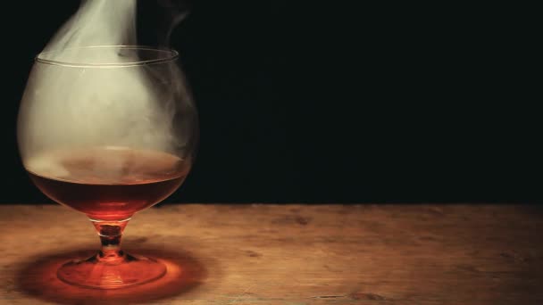 威士忌玻璃烟雾黑暗的背景没有人高清镜头 — 图库视频影像
