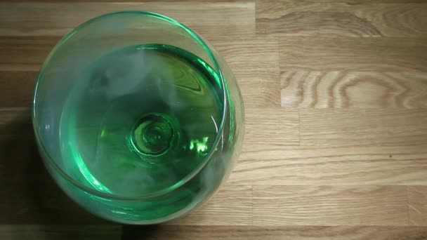 Absinthe Vidrio Humo Mesa Madera Metraje Nadie — Vídeo de stock