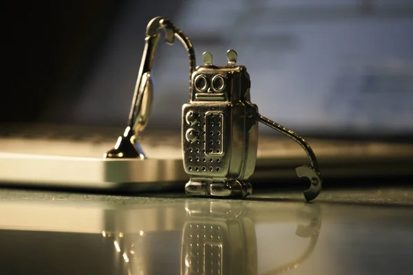 Ρομπότ Ηλεκτρική Σκούπα Laptop Μαρμάρινη Φόντο Αντανάκλαση — Φωτογραφία Αρχείου