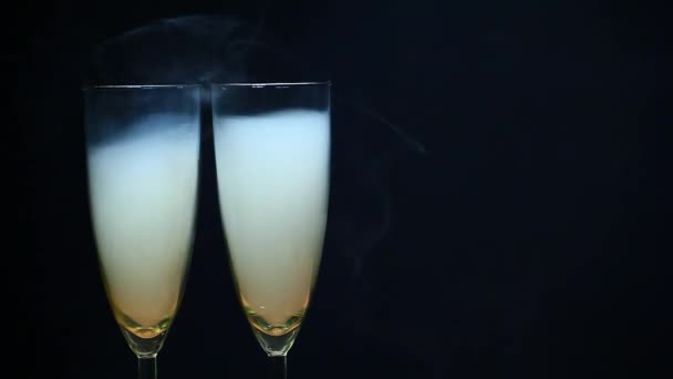 Champagne Vetro Fumo Nessuno Scuro Sfondo Filmato — Video Stock