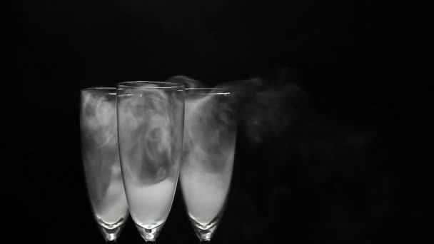 Champagne Vetro Fumo Nessuno Scuro Sfondo Filmato — Video Stock