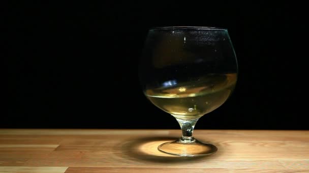 Branco Copo Vinho Mesa Madeira Fundo Escuro Ninguém Imagens — Vídeo de Stock