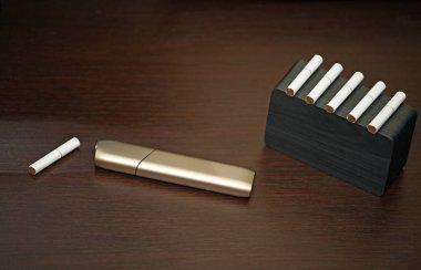 elektronik duman cihazı ahşap saat masası kimse 