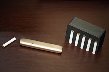 elektronik duman cihazı ahşap saat masası kimse 