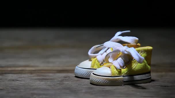 Sarı Spor Ayakkabılar Kaykay Tahta Masa Kimse — Stok video