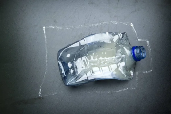 Kunststoff Leere Flasche Dunklen Hintergrund — Stockfoto