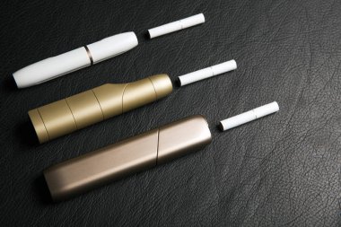 elektronik duman cihazı koyu deri arka plan kimse 