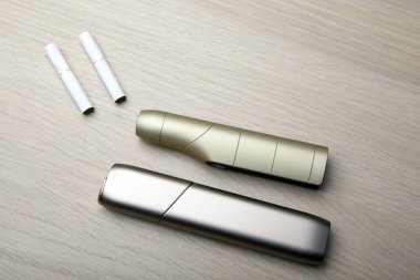 elektronik duman cihazı ahşap masa kimse 