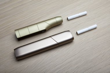 elektronik duman cihazı ahşap masa kimse 