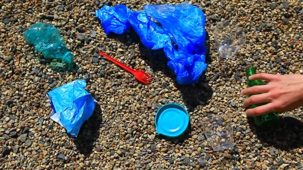 Pedra Praia Garrafa Plástico Pacote Lixo Mão Imagens — Vídeo de Stock