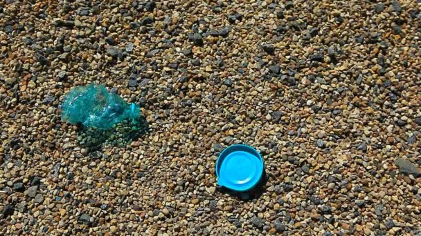 Piedra Playa Botella Plástico Paquete Basura Metraje — Vídeos de Stock