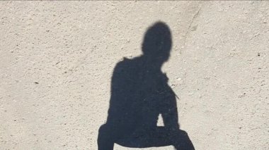 yol asfalt adam gölge basketbol hd görüntüleri 