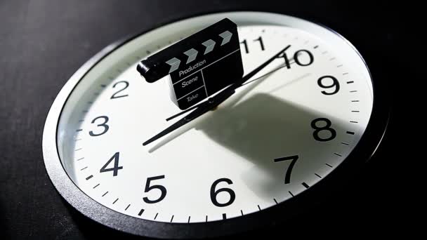 Saat Clapper Kurulu Karanlık Arka Plan Kimse Görüntüleri — Stok video