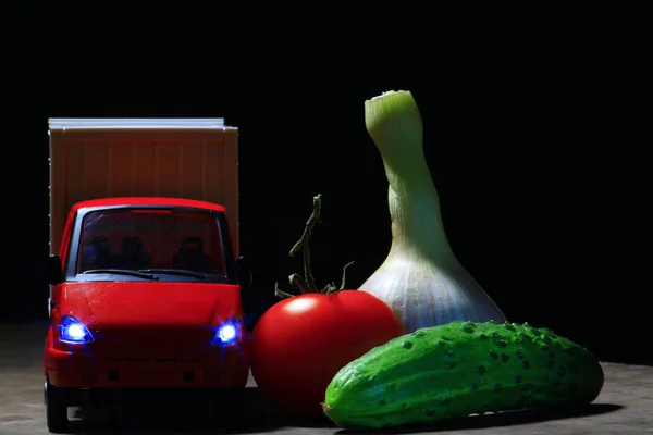 Juguete Rojo Coche Verduras Fondo Oscuro Mesa Madera Nadie —  Fotos de Stock