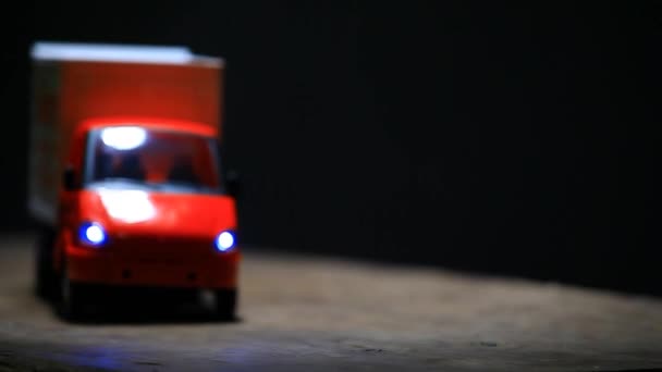 Kırmızı Oyuncak Araba Ahşap Arka Plan Görüntüleri — Stok video