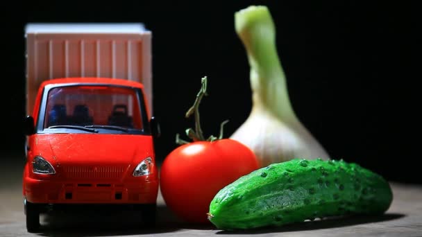 Vermelho Brinquedo Carro Legumes Fundo Escuro Mesa Madeira Ninguém Imagens — Vídeo de Stock