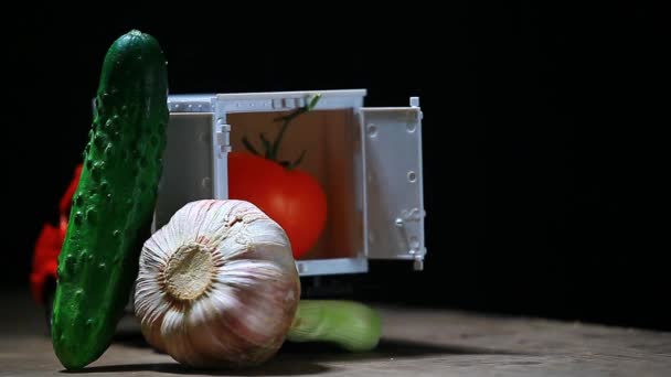 Vermelho Brinquedo Carro Legumes Fundo Escuro Mesa Madeira Ninguém Imagens — Vídeo de Stock