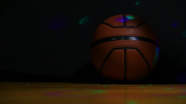 バスケットボール寄木細工ディスコライト反射暗い背景誰もHd映像 — ストック動画