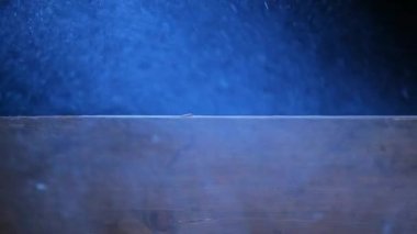 toz ahşap masa karanlık arka plan hd görüntüleri 