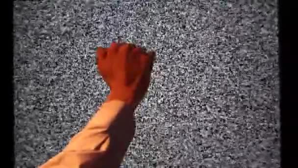 壊れたテレビの男の手の背景Hd映像 — ストック動画