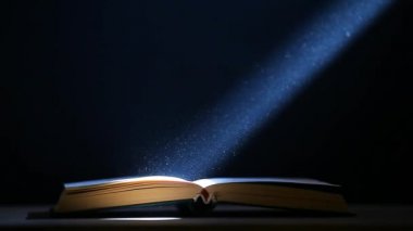 kitap masa tozu kimse karanlık arka plan hd görüntüleri 