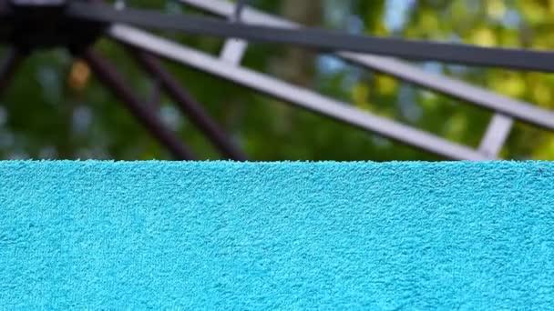 Синій Текстильний Рушник Вітру Фон Ніхто Кадри — стокове відео