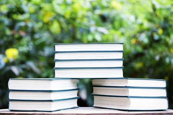 Buch Holz Tisch Baum Bokeh Niemand — Stockfoto