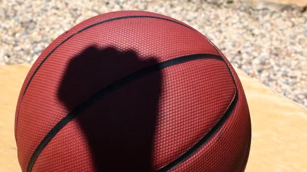 Baloncesto Mano Hombre Sombra Fondo Material Archivo — Vídeo de stock