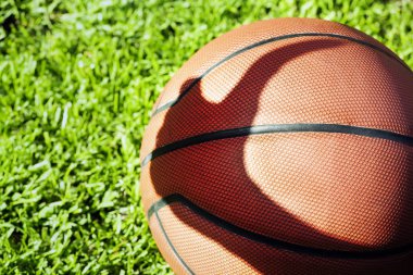 Basketbol adam el gölge çim arka plan 