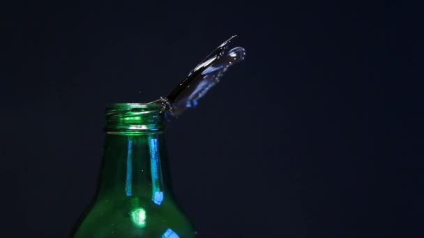 Verde Botella Vidrio Mariposa Fondo Oscuro Metraje — Vídeo de stock