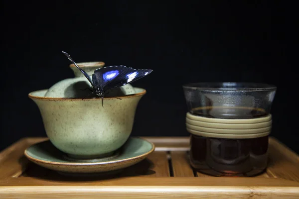 Teetasse Schmetterling Bambus Schreibtisch Dunklen Hintergrund — Stockfoto