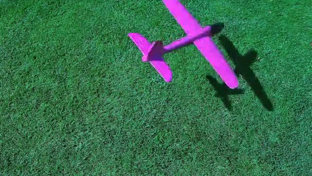 玩具飞机绿色草手阴影背景高清镜头 — 图库视频影像