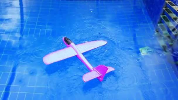 Rosa Spielzeugflugzeug Schwimmbad Niemand Filmmaterial — Stockvideo