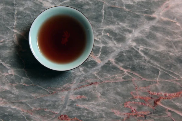 Une Tasse Thé Noir Chinois Fond Marbre Personne — Photo