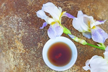 siyah çay bardağı iris çiçek taş arka plan kimse 