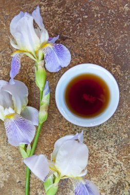 siyah çay bardağı iris çiçek taş arka plan kimse 