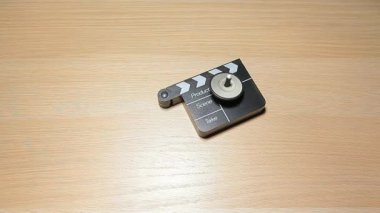 şapka el clapper kurulu spinner ahşap masa hd görüntüleri 