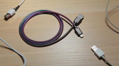 telefon şarj kablosu masa arka plan hd görüntüleri kimse 