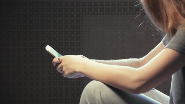 Молода Жінка Телефон Друкує Смс Кадри — стокове відео