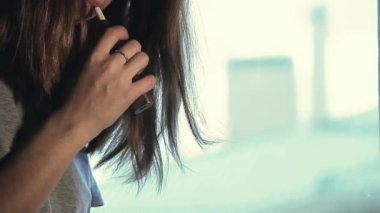 Genç kadın elektronik duman cihazı. 