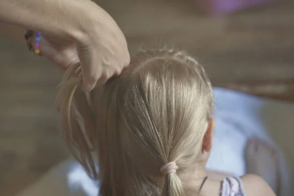 Woman Hand Children Girl Hairstyle — Stockfoto